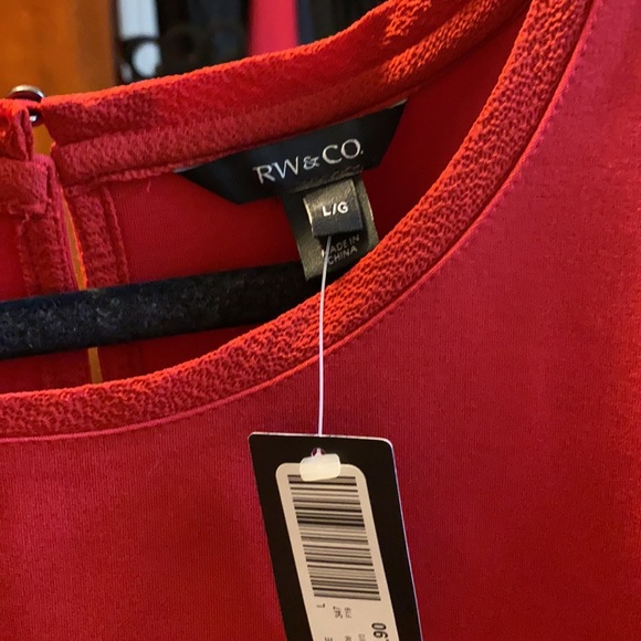 Cute top with textured sleeves - Picture 6 of 7